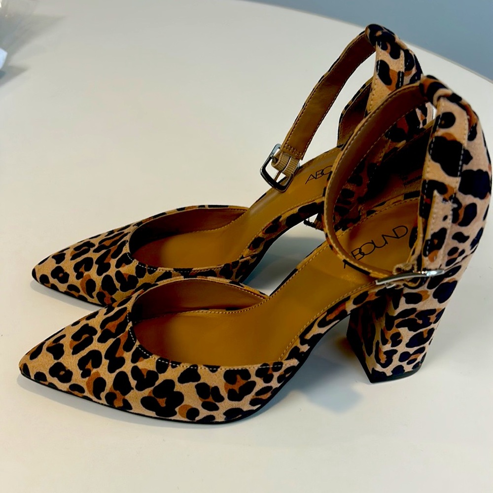 Abound ‘Stella’ Faux Suede Leopard Print Ankle Strap Block Heel Pumps like new